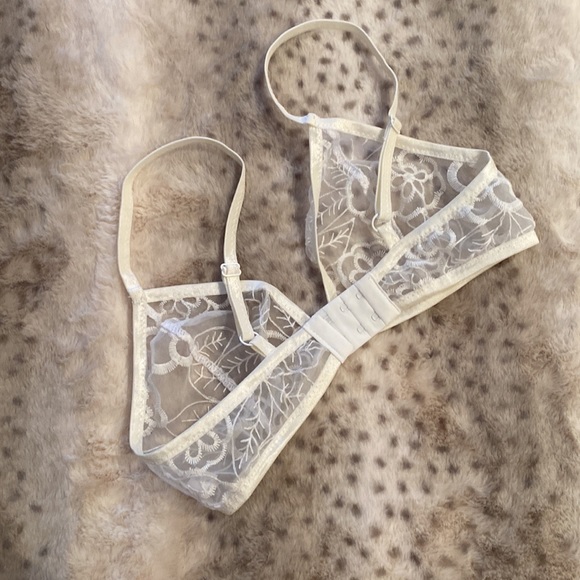 Lace embroidery bra, never worn, size small (34 BC) - Picture 2 of 3